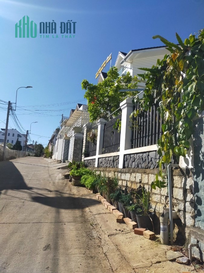 Bán Đất Tặng Nhà Đường Ô TÔ Né Nhau Ngay P9 Đà Lạt