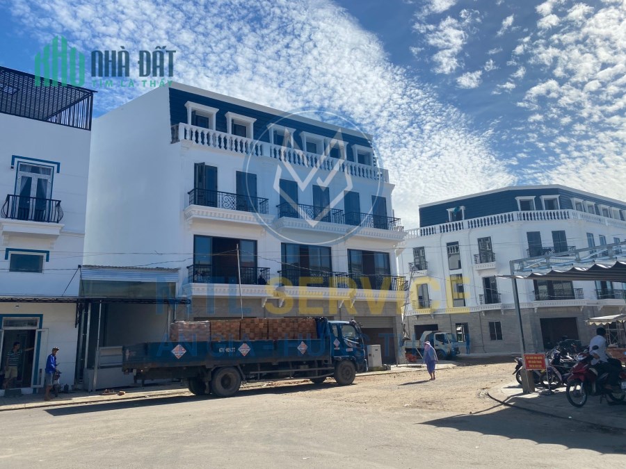 Bán nhà 1 trệt 3 lầu mặt tiền chợ Thới Lai mới, TP Cần Thơ