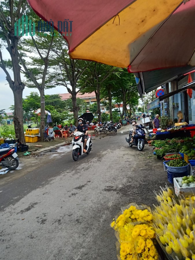 Nhà mặt tiền kinh doanh đường 882 phú hữu, DT 118m vị trí đẹp view công viên