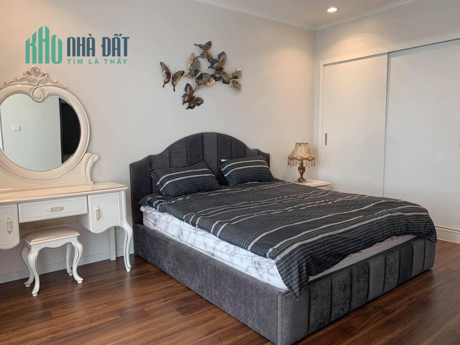 Cần bán căn hộ chung cư 4 phòng ngủ rộng hơn tại Royal City, giá cả thương lượng hợp lý