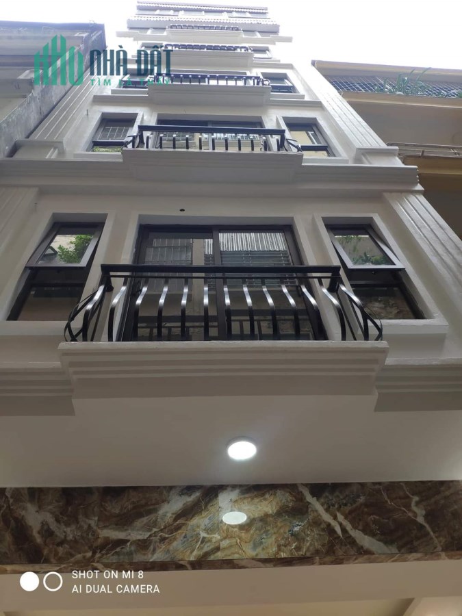 - NHÀ ĐẸP TRẦN VĨ,CẦU GIẤY,PHÂN LÔ Ô TÔ TRÁNH VÀO NHÀ,CÓ THANG MÁY,SỔ ĐỎ ĐẸP 42M 7 TẦNG GIÁ 9,8 TỶ.