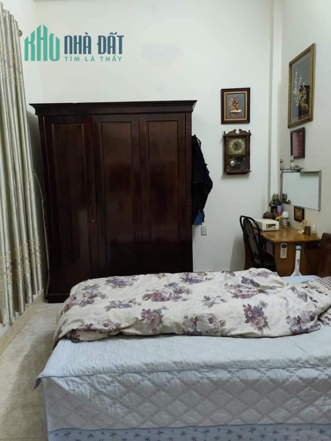 Căn nhà hơn 40m2 ở Hoàng Cầu ngay khu vực trung tâm, nhà có sẵn sân to để xe
