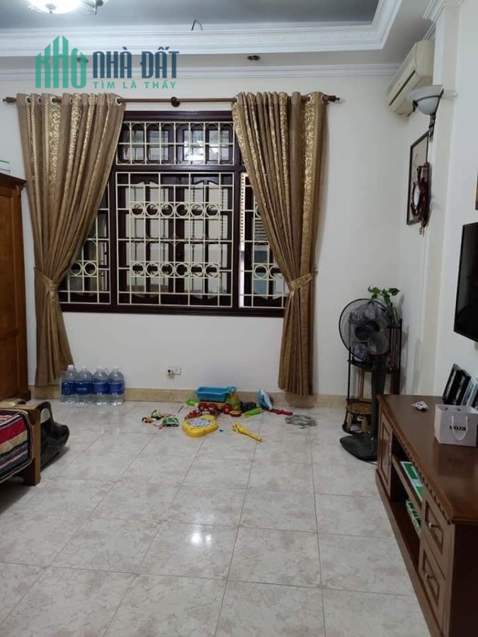 Chủ  bán ngay căn nhà 45m2 tại Hoàng Cầu, đầy đủ nội thất về là ở ngay