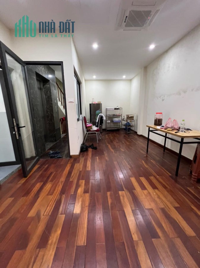 Bán Nhà  MP Nguyễn Đình Hoàn 74m2 6T MT 6m 18.5 Tỷ Thang máy