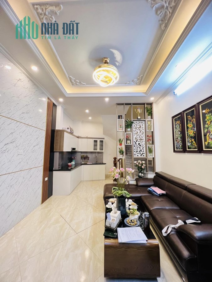 Bán nhà Đường Hoàng Mai, ngõ rộng, 2 thoáng, sổ đẹp 42m2x4 tầng 4.15 tỷ