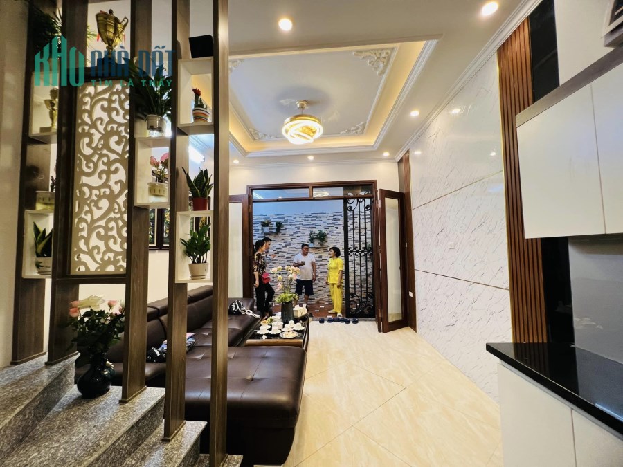 Bán nhà Đường Hoàng Mai, ngõ rộng, 2 thoáng, sổ đẹp 42m2x4 tầng 4.15 tỷ
