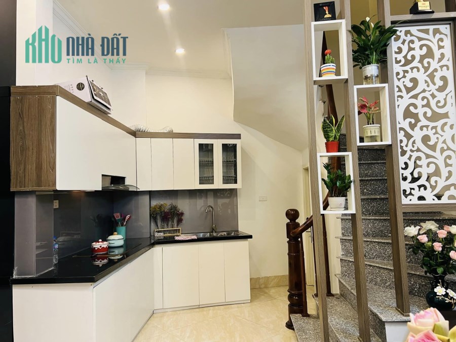 Bán nhà Đường Hoàng Mai, ngõ rộng, 2 thoáng, sổ đẹp 42m2x4 tầng 4.15 tỷ