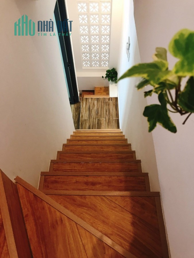 Bán nhà đường Sư Vạn Hạnh Quận 10 giá rẻ sát mặt tiền, 3 tầng, gần trung tâm