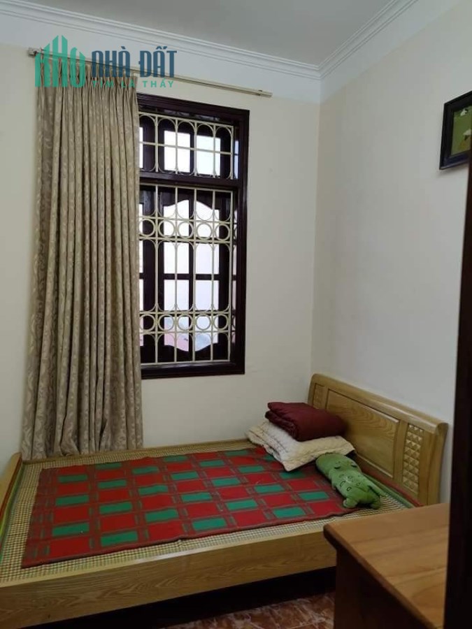 Căn nhà hơn 40m2 ở  Hoàng Cầu ngay khu vực trung tâm, nhà có sẵn sân to để xe