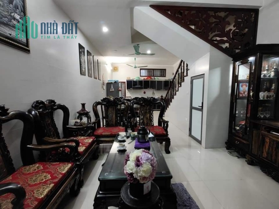 Chủ bán ngay căn nhà 45m2 tại Hoàng Cầu, đầy đủ nội thất về là  ở ngay