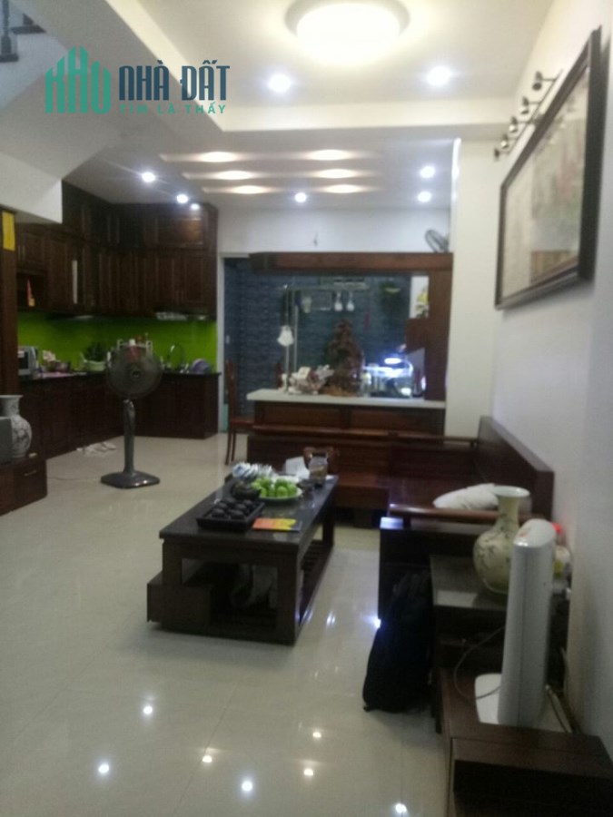 Nhà Xuân La 38m2 x 5 tầng Xuân La, ngõ rộng thoáng, ở ngay giá 3,3 tỷ.