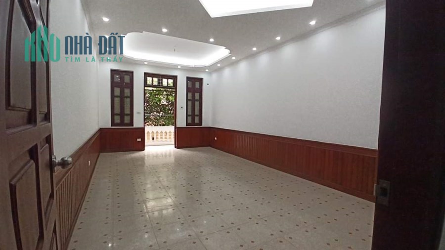 Nhà đẹp 62m2 cần tìm chủ tại Hoàng Ngân, ngay gần mặt đường chợ