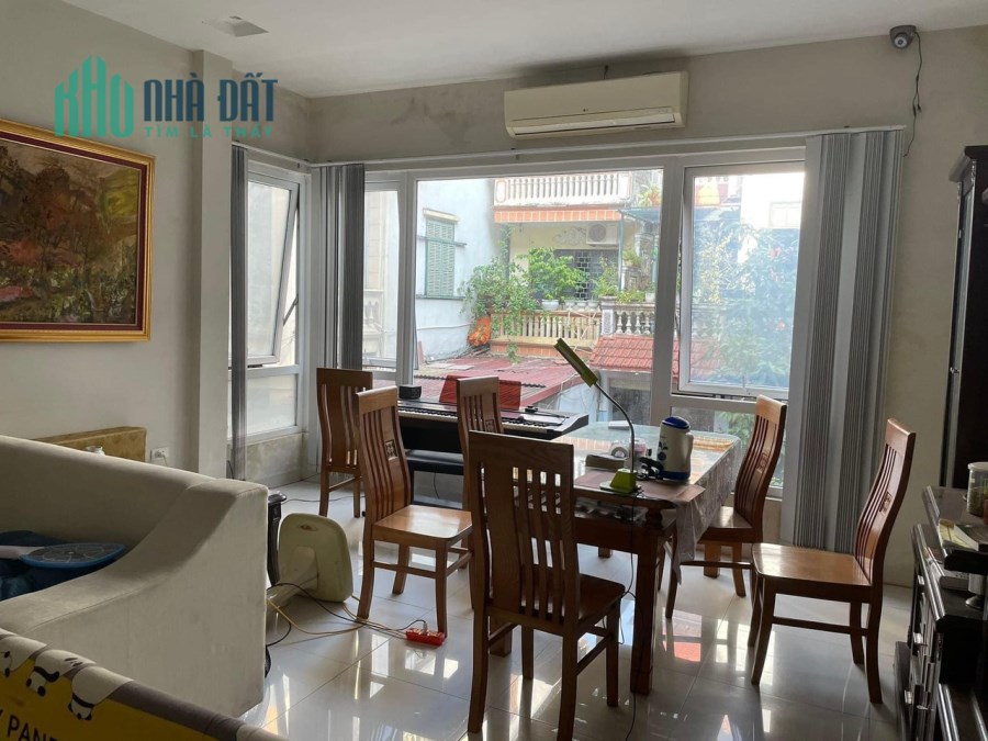 Căn nhà 40m2 tại Võng Thị, cách hồ Tây chỉ 3p đi bộ cần tìm chủ mới