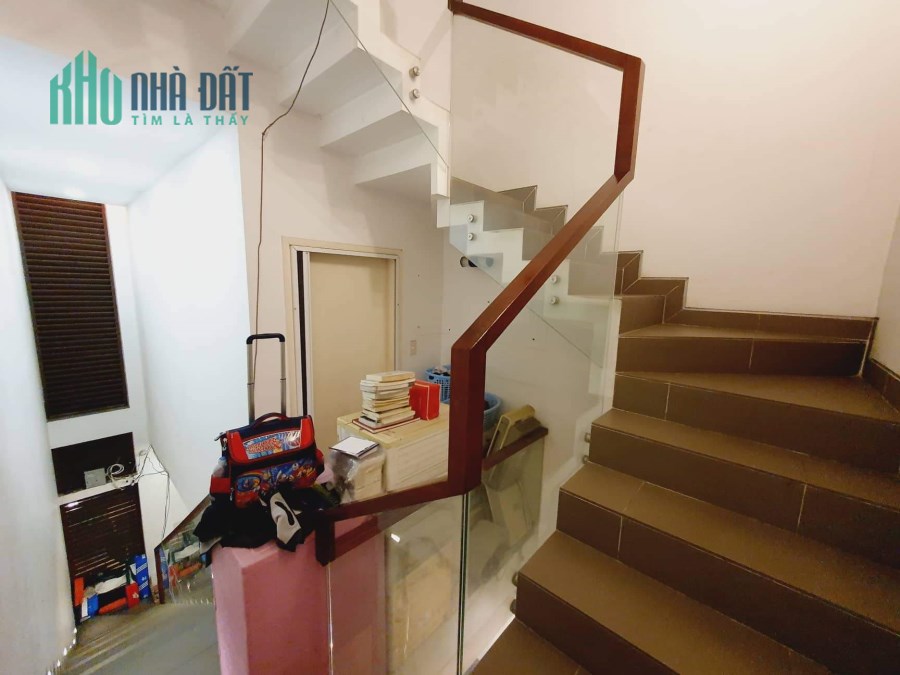 Xe Tải Ngủ Trước Nhà. Đình Phong Phú, Nhà Quận 9, 52m2, 4 Tầng, Giá 5 Tỷ 500.