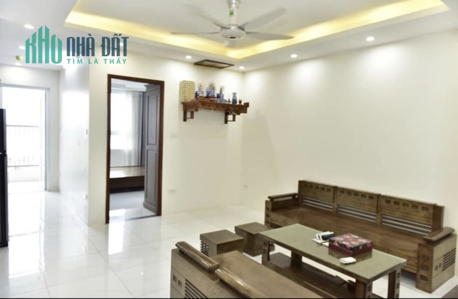 Tập thể Hoàng Quốc Việt 102m2 2 pn, 2wc ngõ oto, full nội thất, gần phố 1.99 tỷ