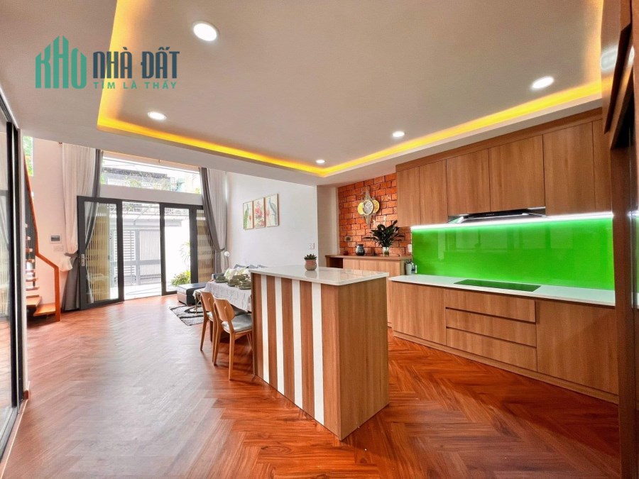 FULL NỘI THẤT CAO CẤP Ở NGAY, DT KHỦNG 99.5M2, SÂN VƯỜN, 6,x tỷ