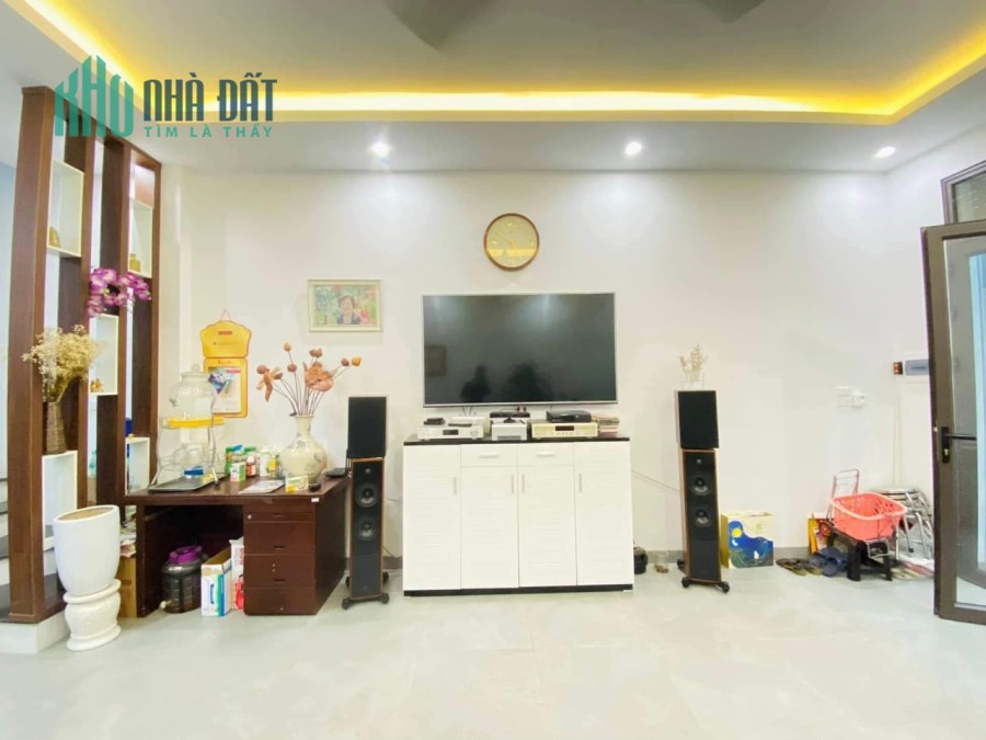 Căn nhà 5 tầng rộng 42m2 tại Hào Nam cần tìm chủ ngay trong tháng mới