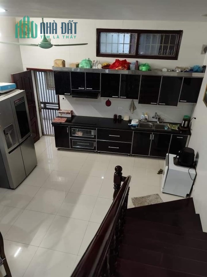 Căn nhà hơn 40m2 ở Hoàng Cầu ngay khu vực trung tâm, nhà có sẵn sân to để xe