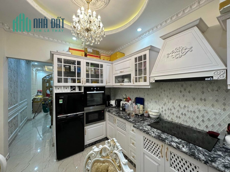 Bán Nhà Mặt Tiền Ny Sư Huỳnh Liên, Tân Bình, Vip Bàu Cát, DTSD 140m2, 4 Tầng, Nhỉnh 6 Tỷ TL.