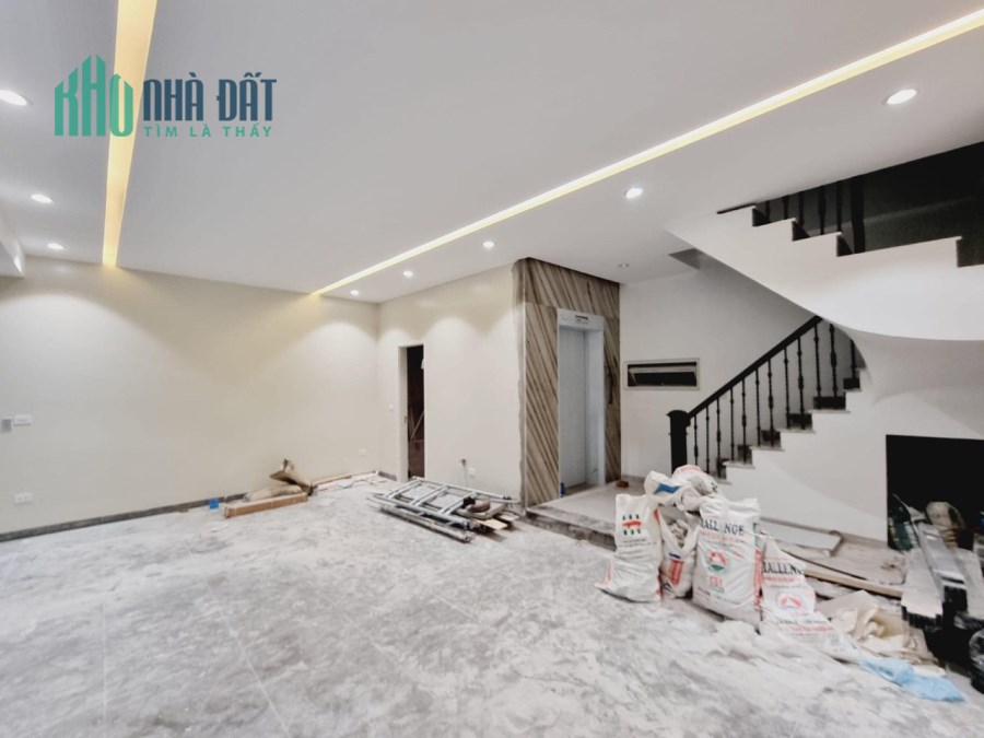 Căn nhà 50m2 có vị trí đắc địa rất gần sân bóng và hồ Hoàng Cầu