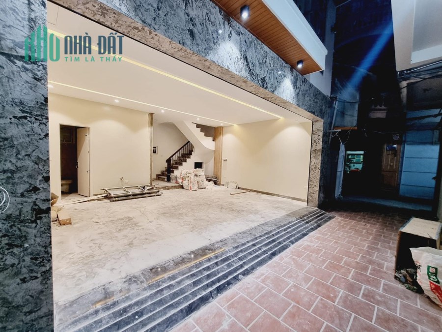 Nhà Hoàng Cầu 50m2 xung quanh toàn quan chức vừa ở vừa làm văn phòng