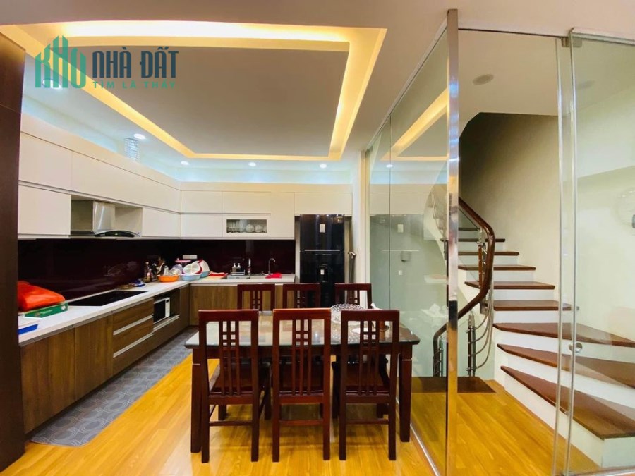 Chính chủ bán nhà 5 tầng xây ở rất chắc chắn, Âu Cơ, Tây Hồ cách 1 nhà ra phố.