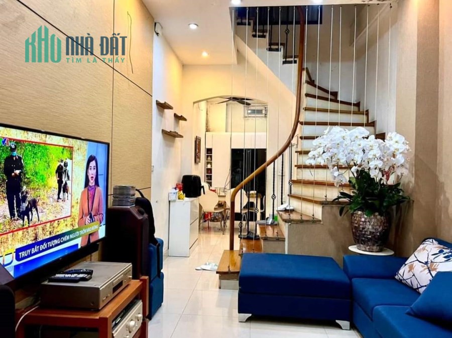 Bán nhà dân xây view Royal City 42m,5 Tầng ,Đầy đủ nội thất,Ô tô cách10m