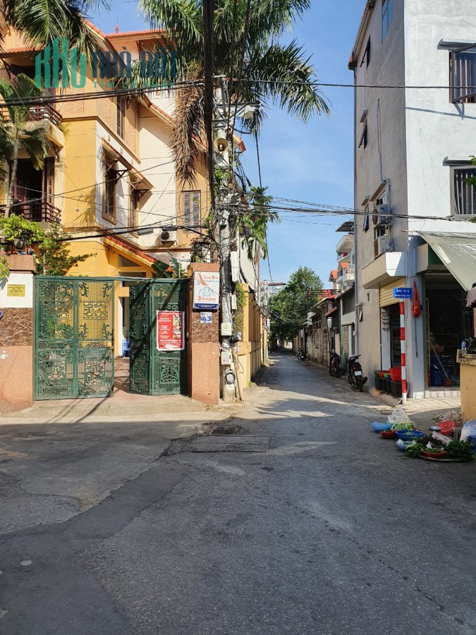 Bán Nhà C4, giá hơn 3 tỷ gần chợ Ngọc Thụy, Dt 45m.