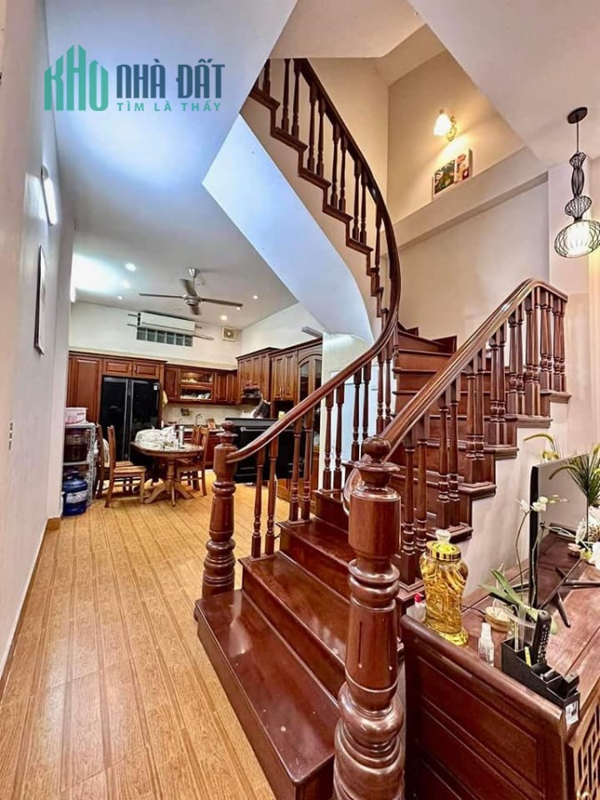 Bán nhà riêng có sổ đỏ Lạc Long Quân, Tây Hồ, 36m, 5 tầng, giá 5 tỷ.