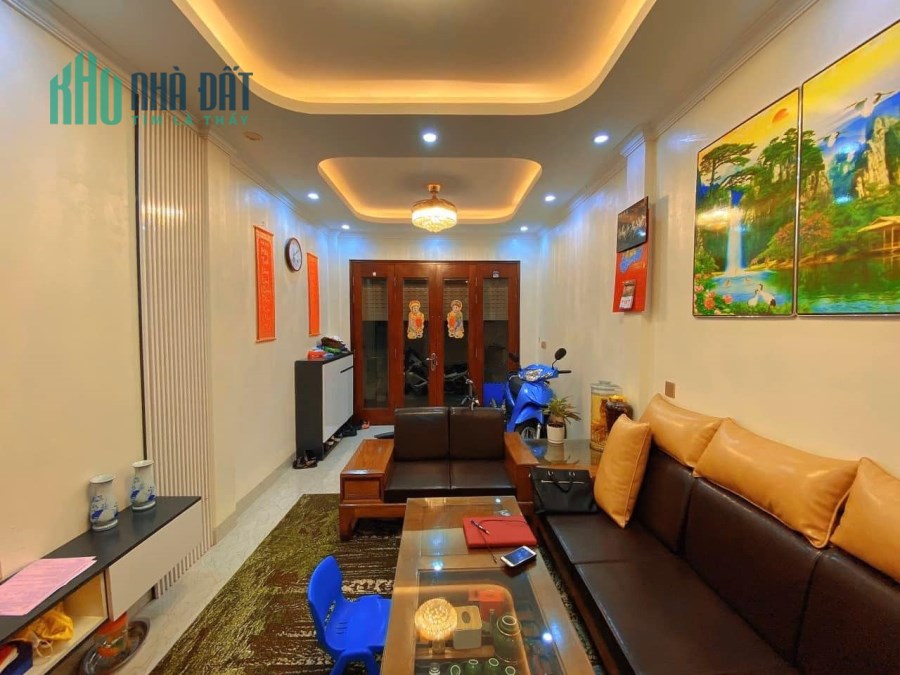 Nhỉnh 3 tỷ. Nhà đẹp ở ngay. Bán phố Cầu Giấy: 35m2*5T. 2 thoáng sạch sẽ. Xe máy quay đầu
