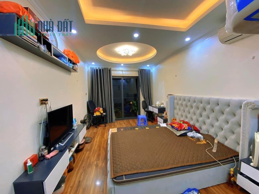 Nhỉnh 3 tỷ. Nhà đẹp ở ngay. Bán phố Cầu Giấy: 35m2*5T. 2 thoáng sạch sẽ. Xe máy quay đầu