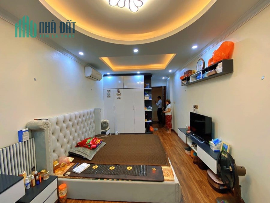 Nhỉnh 3 tỷ. Nhà đẹp ở ngay. Bán phố Cầu Giấy: 35m2*5T. 2 thoáng sạch sẽ. Xe máy quay đầu