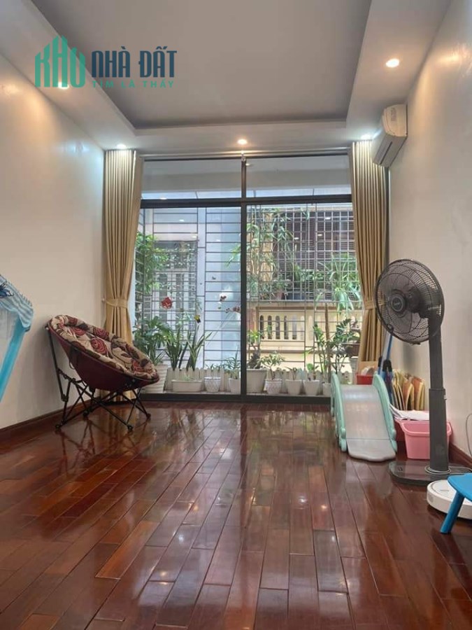 Bán nhà 5 tầng tại đường Lạc Long Quân, vài bước ra Hồ Tây, DT 41m2, 5.3 tỷ