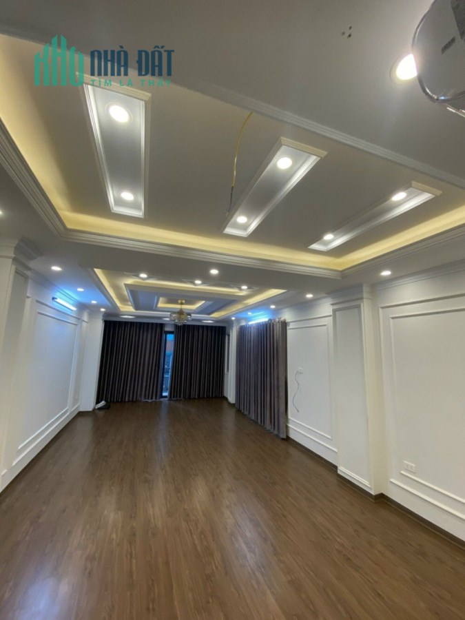 Nhà Mặt Phố Phạm Văn Đồng, Kinh Doanh Sầm Uất, Vỉa Hè Đá Bóng. DT 50m2, Giá Nhỉnh 14