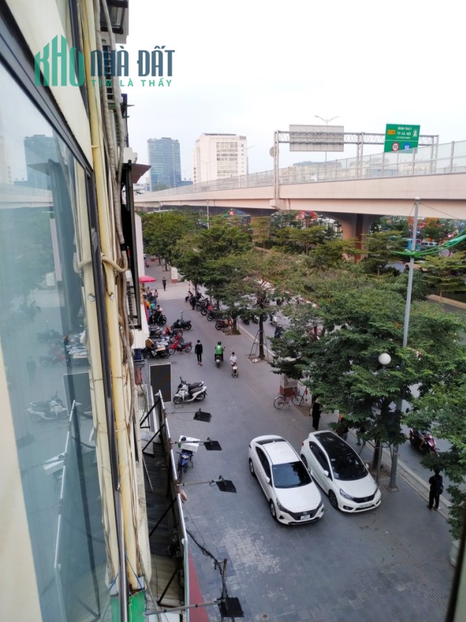 Nhà Mặt Phố Phạm Văn Đồng, Kinh Doanh Sầm Uất, Vỉa Hè Đá Bóng. DT 50m2, Giá Nhỉnh 14