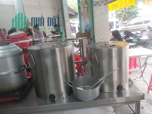 SANG NHƯỢNG NGAY CỬA HÀNG PHỞ BÒ MẶT TIỀN LỚN