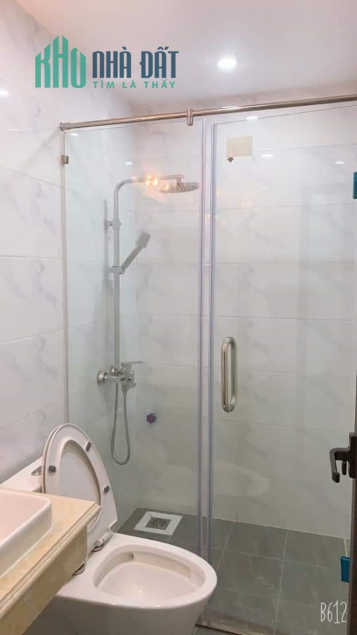 Nhà đẹp Hoàng Quốc Việt 7 tầng, thang máy, ô tô, vỉa hè, kinh doanh, ở luôn