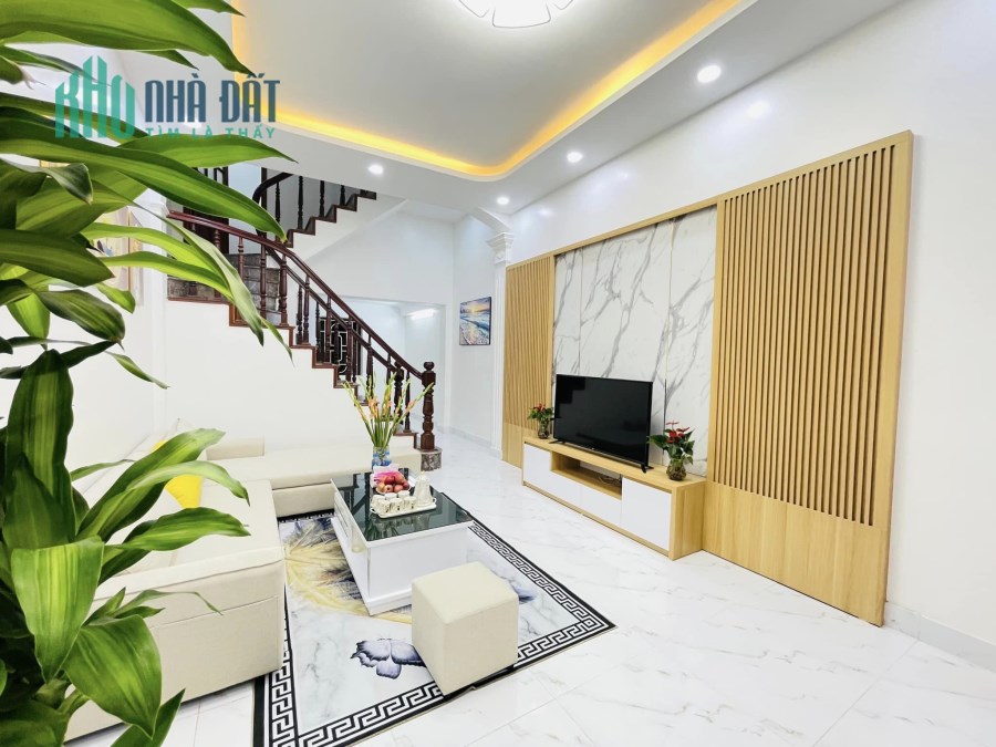 BÁN NHÀ LẠC LONG QUÂN-CẦU GIẤY-2 THOÁNG-SỔ VUÔNG-TẶNG FULL NỘI THẤT-DT42M GIÁ 4.95 TỶ