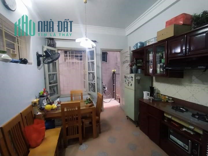 Chính chủ cần bán gấp nhà Tây Hồ ngõ 242 Lạc Long Quân, oto đỗ, DT 40m2, Giá 8.3 tỷ