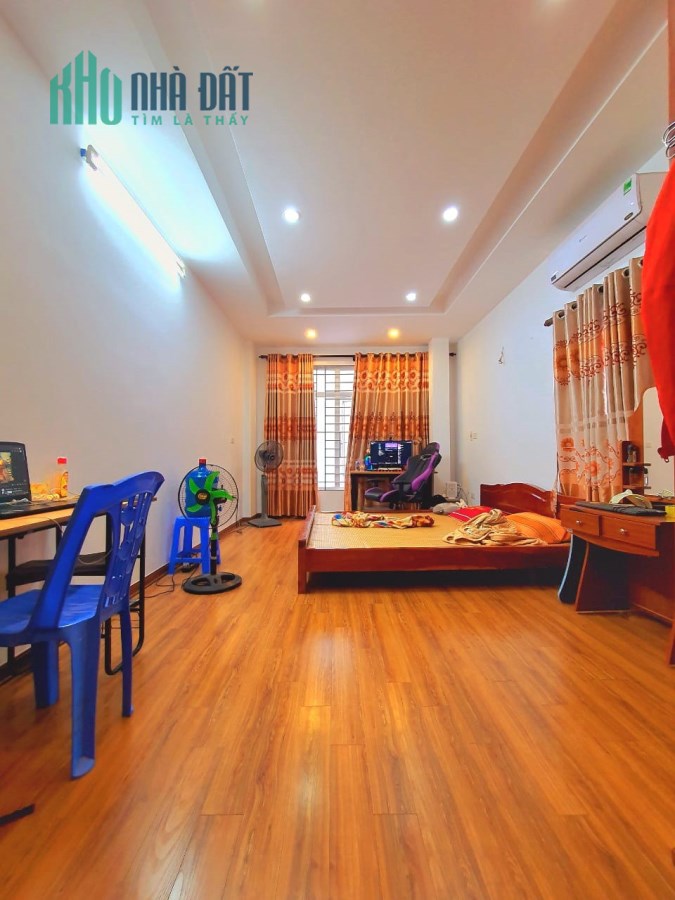 Bán gấp  nhà đường Minh Khai, 40m2 xây 5 tầng mt 3,7m, giá 3,4 tỷ.