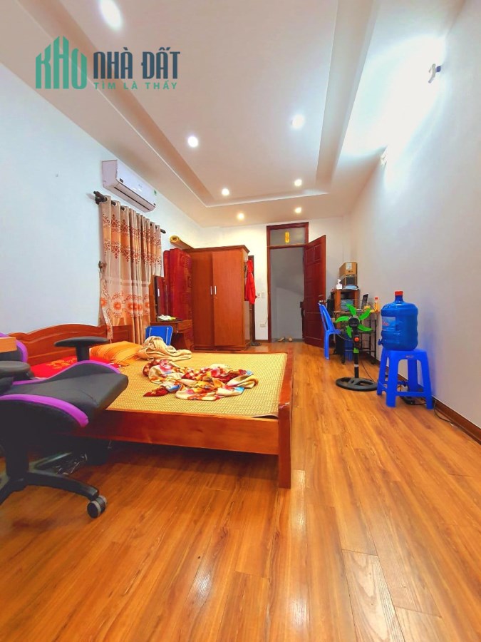 Bán gấp  nhà đường Minh Khai, 40m2 xây 5 tầng mt 3,7m, giá 3,4 tỷ.