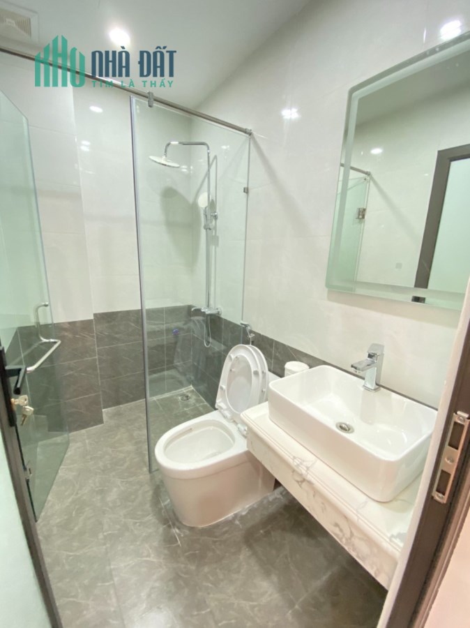 Bán nhà Lạc Long Quân, Cầu Giấy 2 thoáng, gần Ô TÔ, ngõ nông, tặng full nội thất  45m giá 4.7 tỷ