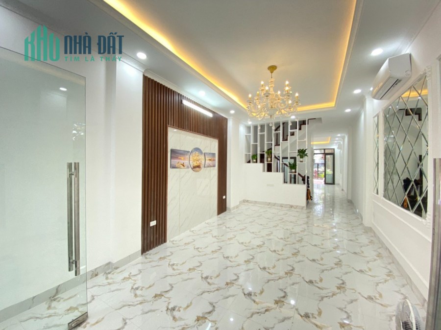 Bán nhà Lạc Long Quân, Cầu Giấy 2 thoáng, gần Ô TÔ, ngõ nông, tặng full nội thất  45m giá 4.7 tỷ