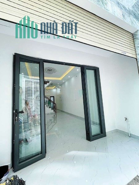 Hẻm 521 CÁCH MẠNG THÁNG 8. DT: 4 x11m. 3 Lầu. 7.1  tỷ TL