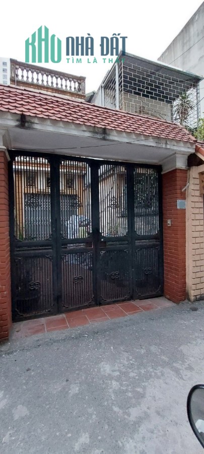 Bán nhà Nguyễn Sơn, Nguyễn Văn Cừ, 40m2 x 3 tầng, Ngõ Ô TÔ vào đất. Kinh doanh tốt
