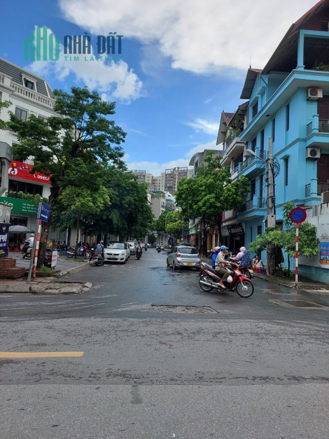 Bán nhà Nguyễn Sơn, Nguyễn Văn Cừ, 40m2 x 3 tầng, Ngõ Ô TÔ vào đất. Kinh doanh tốt