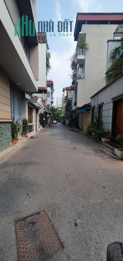 Bán nhà Nguyễn Văn Cừ, ô tô vào nhà, Dt42m,4 Tầng, Mt 11m, giá hơn 6 tỷ.
