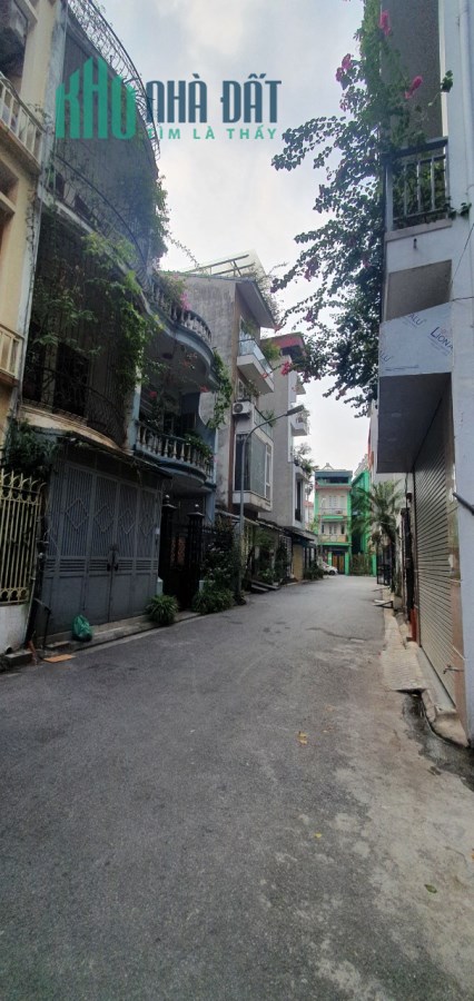 Bán nhà Nguyễn Văn Cừ, ô tô vào nhà, Dt42m,4 Tầng, Mt 11m, giá hơn 6 tỷ.