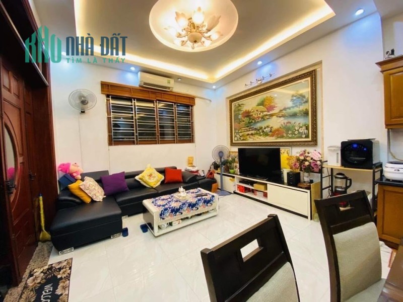 Bán nhà Phố, ở Bắc Cầu Ngọc Thuỵ, DTsd 56m, nhà 4 Tầng đẹp, giá nhỉnh 3 tỷ.