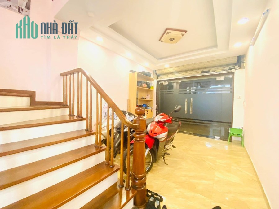 Bán nhà Hoàng Quốc Việt 43m2-6T-giá hơn 7 tỷ- ô tô đỗ cửa-khu phân lô-cách phố 30M-dân